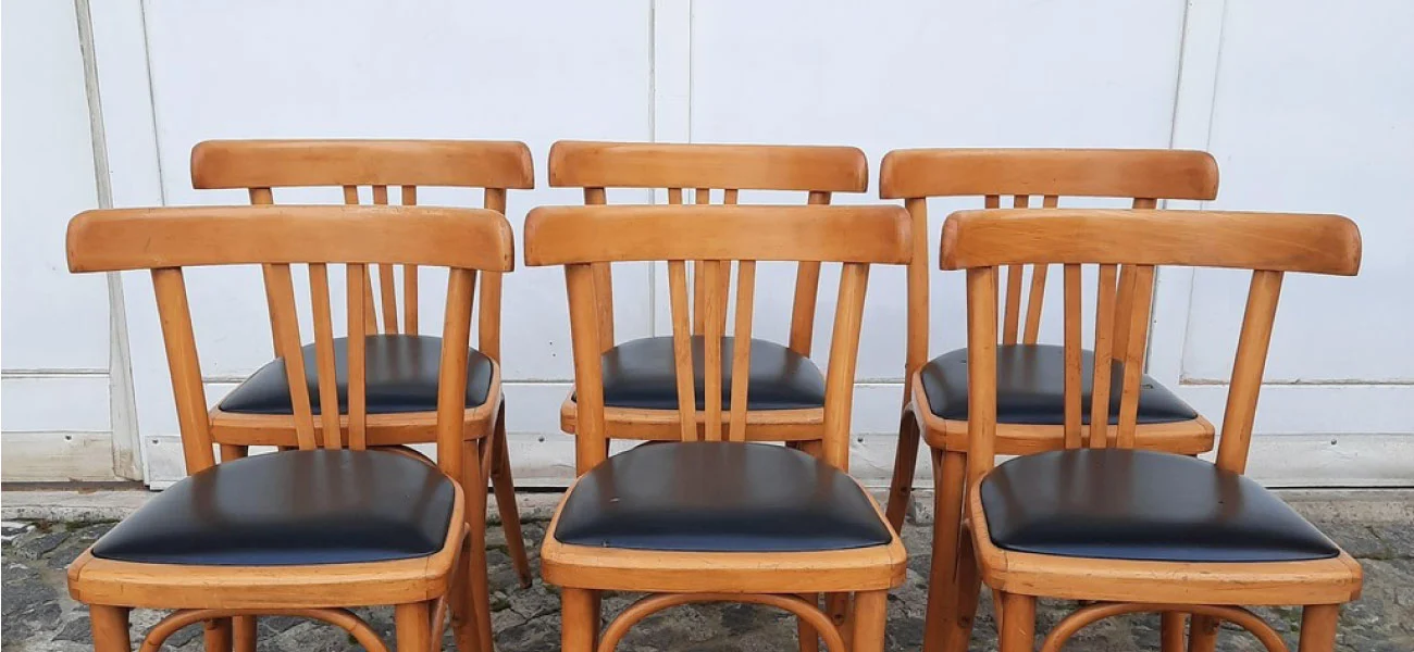Juego de seis sillas de madera curvada con asiento tapizado en cuerina negra