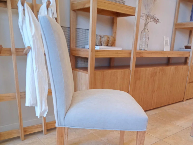 Sillas estilo Luis XV tapizadas en tela beige