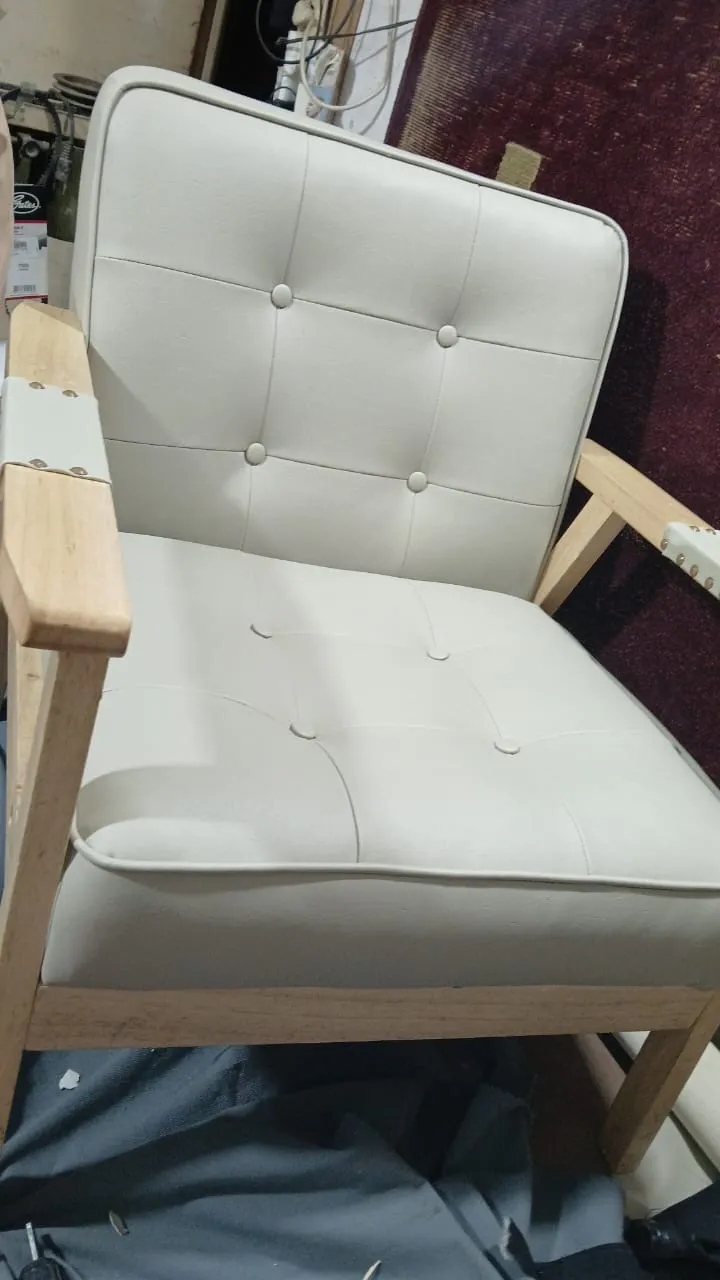 Butaca de madera con asiento y respaldo capitoné en ecocuero blanco