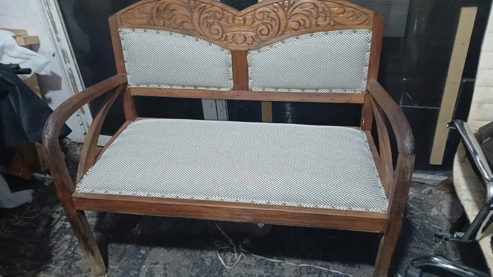 Banco de madera tallada tapizado en tela espiga
