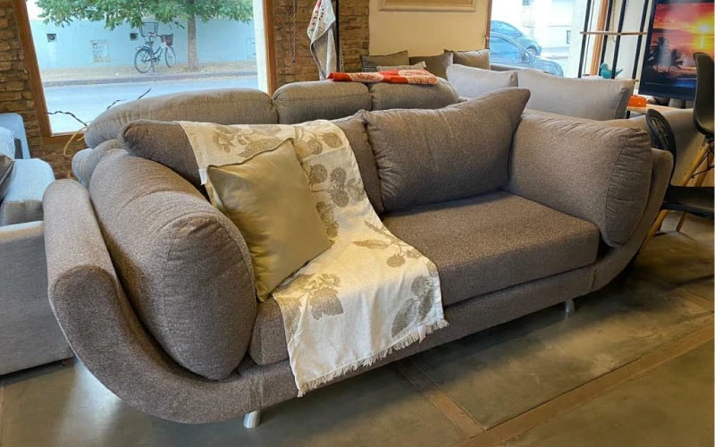 Sillón Chesterfield tapizado en cuero blanco